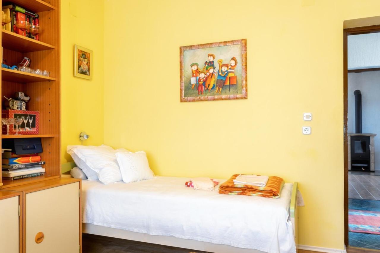 Golden Flowers Razvode Екстериор снимка