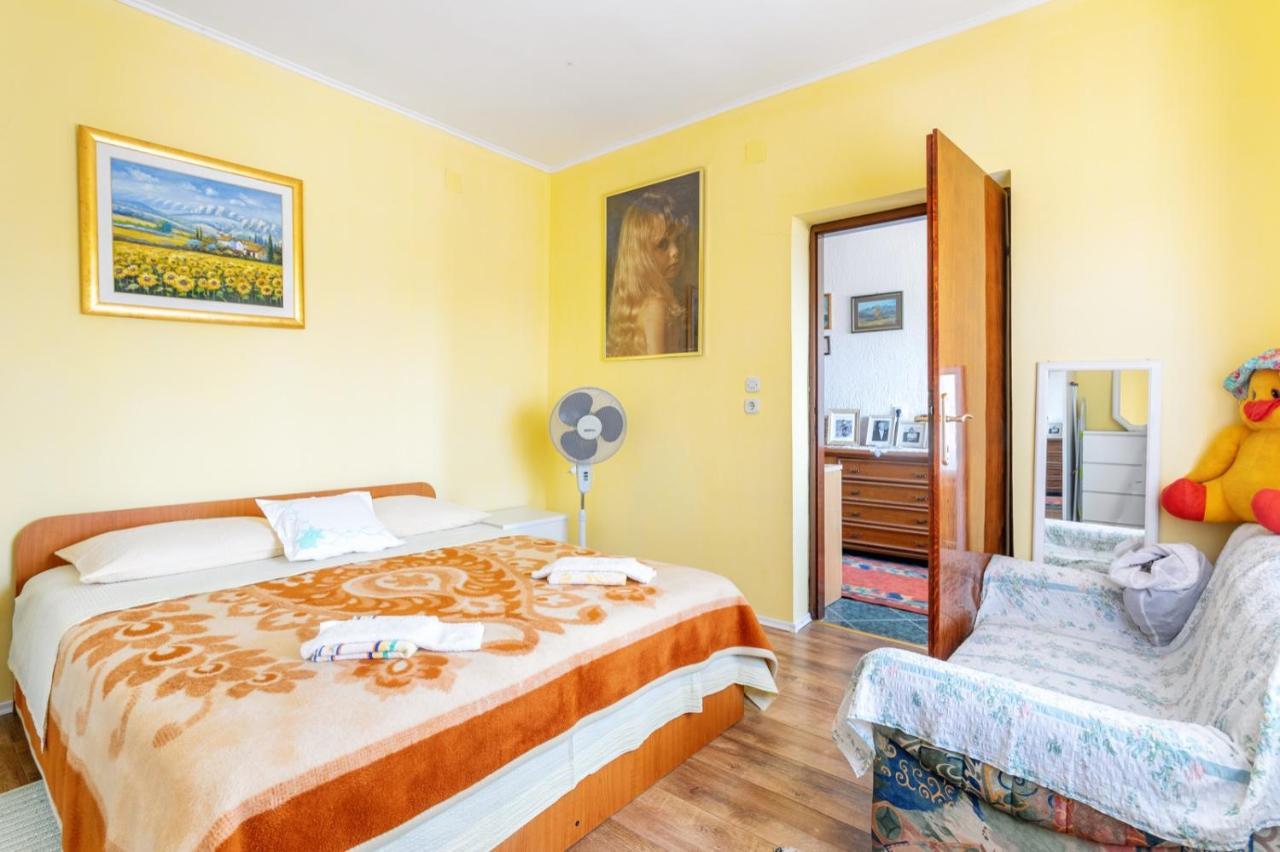 Golden Flowers Razvode Екстериор снимка